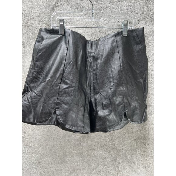 Loveriche Women’s Large Black Vegan Leather Scallop Shorts Side Zip Closure - Picture 1 of 7